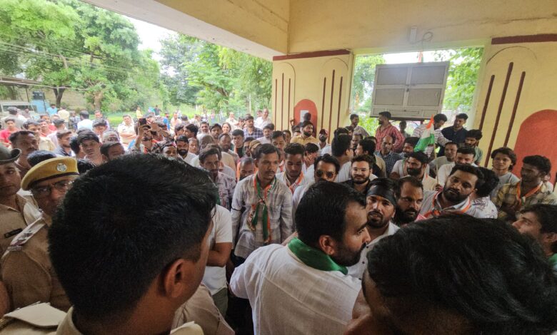 नगर परिषद प्रतापगढ़ में भ्रष्टाचार के खिलाफ जनाक्रोश रैली कांग्रेस कार्यकर्ताओं का धरना और पुलिस द्वारा कार्रवाई