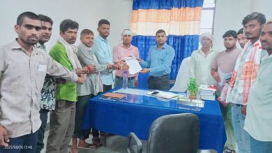 भारत आदिवासी पार्टी ने खस्ताहाल सड़क के डामरीकरण के लिए जिला कलेक्टर के नाम दिया ज्ञापन 