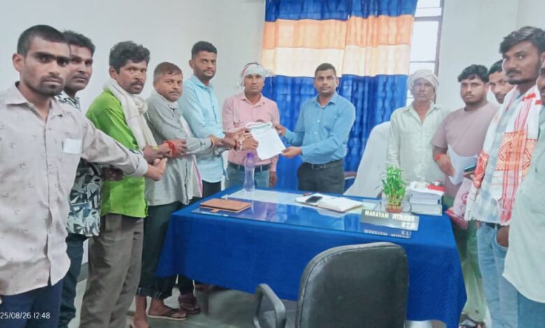 भारत आदिवासी पार्टी ने खस्ताहाल सड़क के डामरीकरण के लिए जिला कलेक्टर के नाम दिया ज्ञापन 