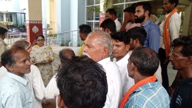 मंदिर की जमीन एवं कमरो पर अवैध कब्जे को हटाने को लेकर दिया जिला कलक्टर को ज्ञापन