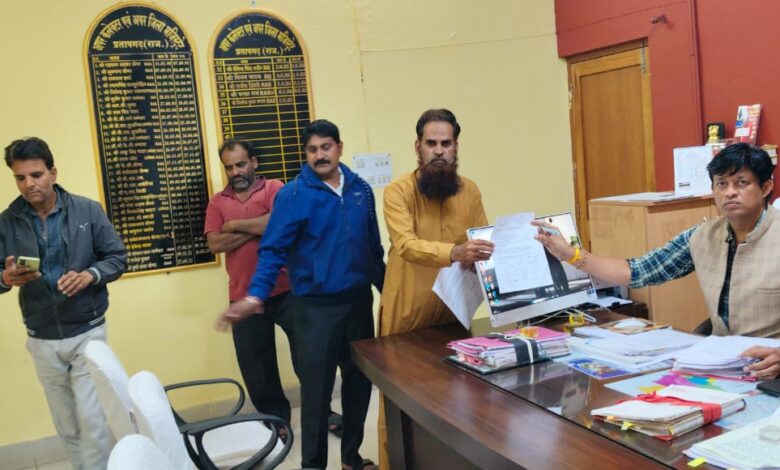 जिला कलेक्टर को गुमटी संगठन ने ज्ञापन सौंपकर नियमानुसार कार्रवाई करने की मांग की गई